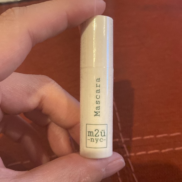 🆕m2c-NYC: Volumizing Black Mascara- Travel size - Picture 3 of 4